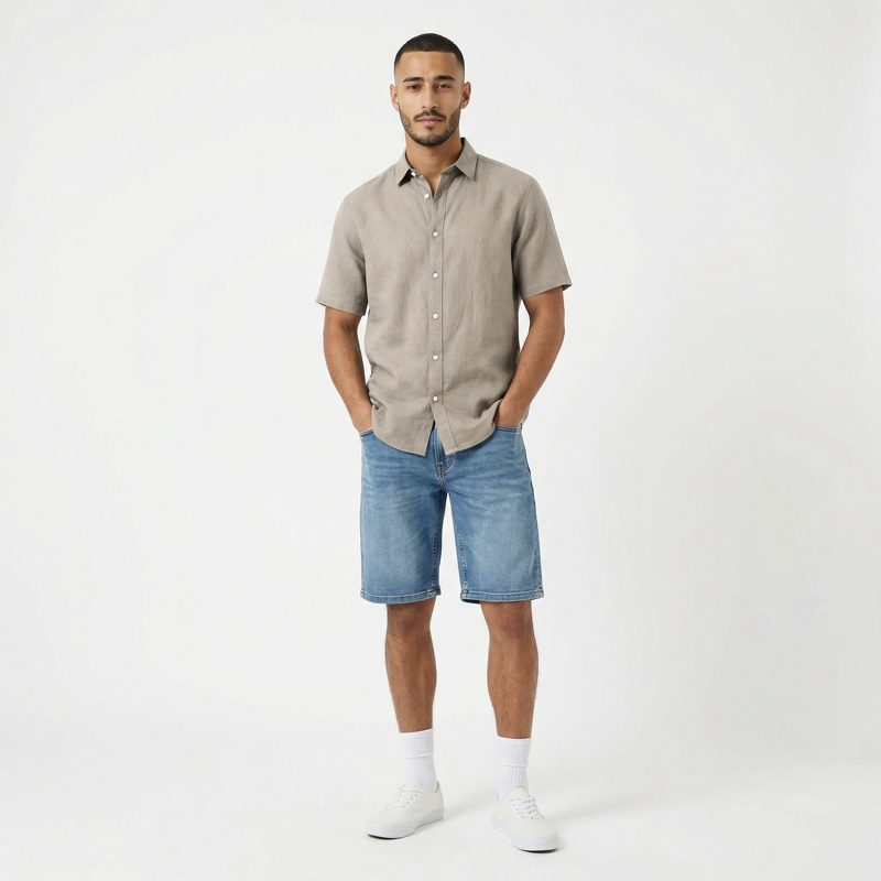 Leinenhemd und Jeans-Shorts an einem fotorealistischen KI-Model – Basis war eine Hollow-Man-Aufnahme im Studio