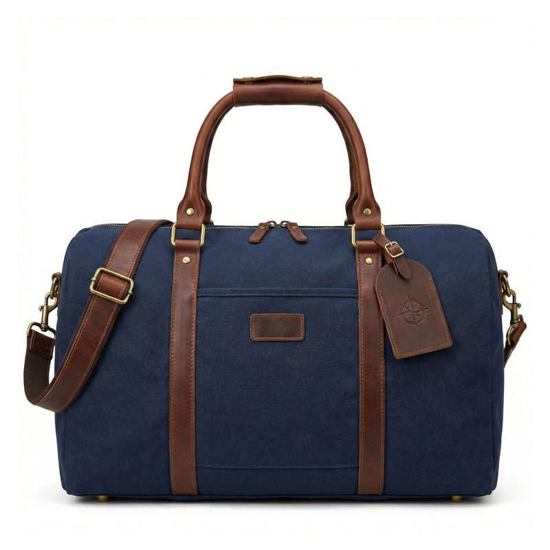 Vorher: blaue Canvas-Reisetasche mit Lederdetails als Packshot auf Weiß