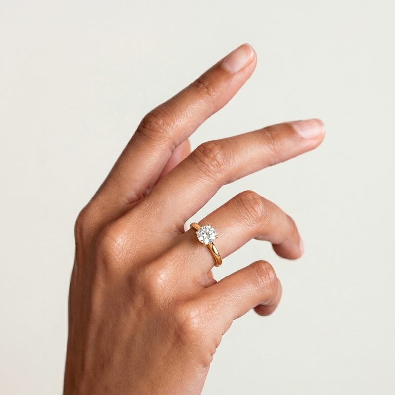 Nachher: derselbe Goldring an der Hand eines KI-Models, Nahaufnahme
